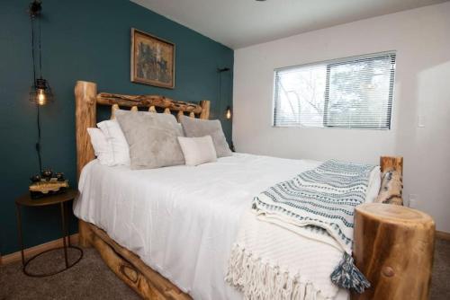 een slaapkamer met een groot wit bed en een raam bij Rather Be Mountain Getaway in Big Bear Lake