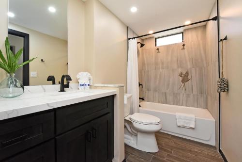 Nani Kai Hale 605 · NKH 605 Remodeled BeachFront w Pool AC Sandyにあるバスルーム