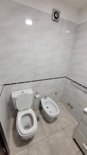 un bagno con wc e bidet di Avenida galicia ad Avellaneda
