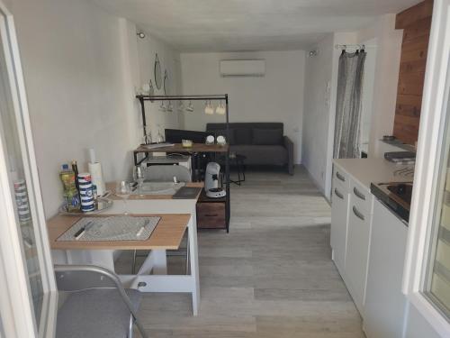 Photo de la galerie de l'établissement T2 neuf climatisé, 2/4 pers, 300m de la plage avec extérieur ombragé - Gruissan Chalets - FR-1-796-76, à Gruissan