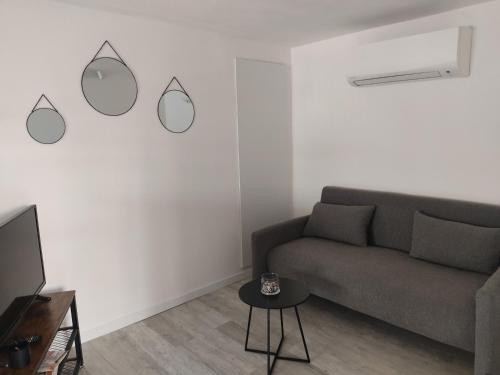 Photo de la galerie de l'établissement T2 neuf climatisé, 2/4 pers, 300m de la plage avec extérieur ombragé - Gruissan Chalets - FR-1-796-76, à Gruissan