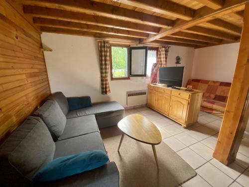 un salon avec un canapé et une table dans l'établissement Chalet cosy 55m², 8 pers, garage, prox. pistes, animaux admis - FR-1-758-6, aux Angles