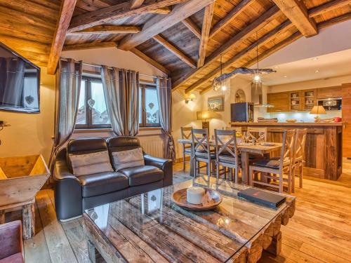 un salon avec un canapé et une table dans l'établissement Cosy et Spacieux 105m² à Courchevel 1850 - 6 Pers - Centre Station, Proche Pistes, Confort & Équipements - FR-1-631-162, à Courchevel