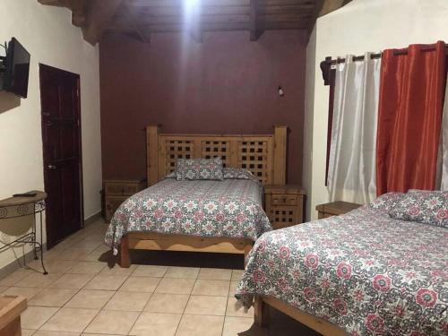 - une chambre avec 2 lits dans l'établissement Cabaña Lety 12, à Mazamitla