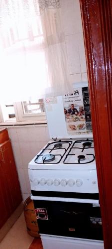 cocina con fogones y horno. en Comfort Inn, en Kisumu