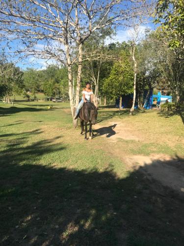 Una mujer montando un caballo en un parque en Finca El Tesoro, en Carmen de Apicalá