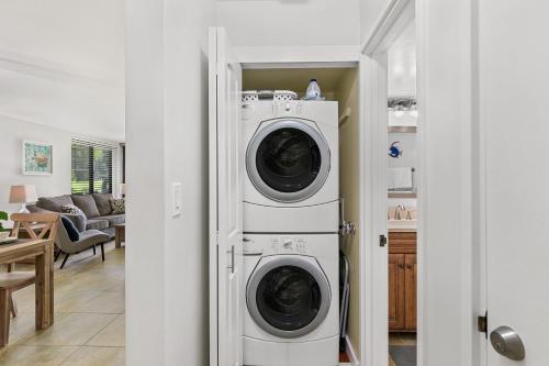Gambar di galeri bagi Kamaole Sands 1101 · KAS 1101 Updated Beachy Chic 2BD Across Bea di Wailea