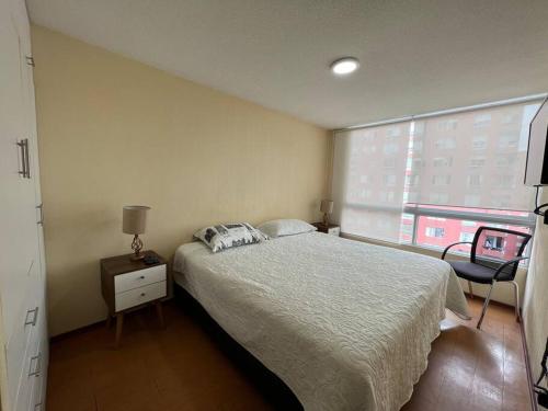 Un dormitorio con una cama grande y una ventana en Departamento céntrico y moderno, exelente ubic. en Lima