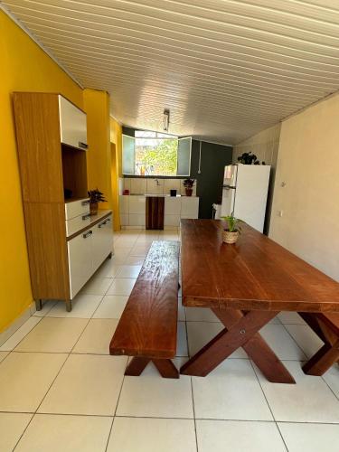 cocina con mesa de madera en una habitación en Hostel Native en Boa Vista