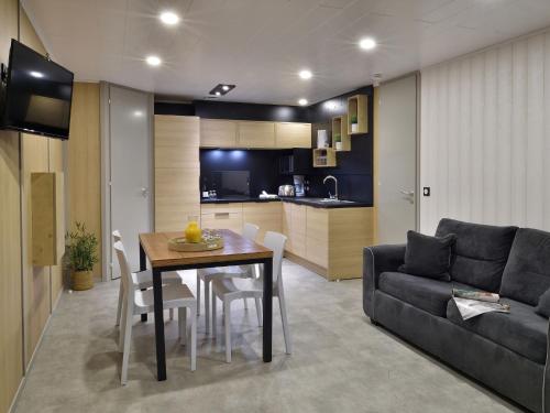 Chalet for 5 people in a holiday complex with direct access to the sea