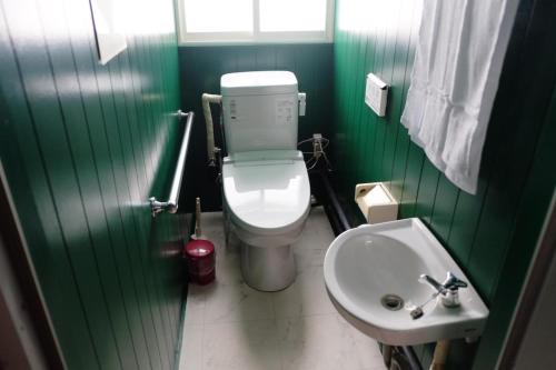 baño verde con aseo y lavamanos en Lien Tono - Vacation STAY 85593v en Tōno