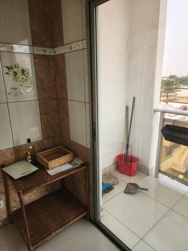 a bathroom with a shower with a glass door at appartement nid in Brazzaville