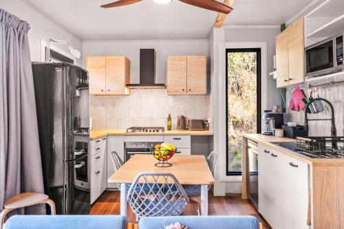 Una cocina o zona de cocina en Delightful Container House with Views
