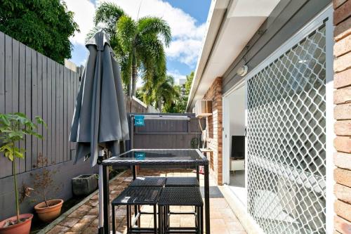 Un balcón o terraza en Tropical Cove at Trinity Beach with Lagoon Pool