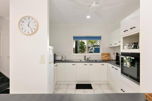 Una cocina o cocineta en Tropical Cove at Trinity Beach with Lagoon Pool