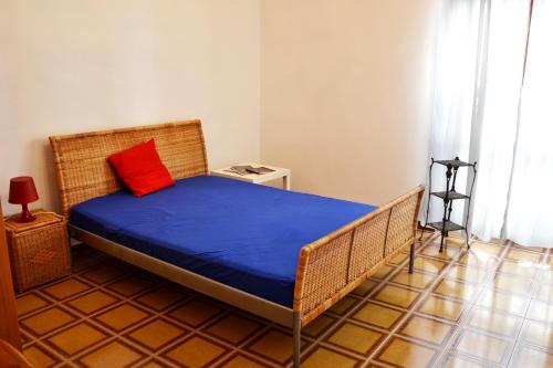 1 dormitorio con 1 cama con colchón azul y almohada roja en Casa Antica Canosa, en Canosa di Puglia