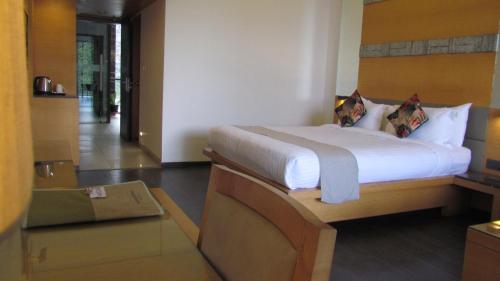 a bedroom with a large bed with a wooden headboard at Mountain Retreat Kodai in Kodaikānāl