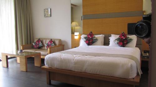 a hotel room with a bed and a couch at Mountain Retreat Kodai in Kodaikānāl