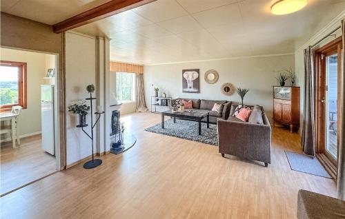 ein Wohnzimmer mit einem Sofa und einem Tisch in der Unterkunft Nice Home In Avaldsnes With Wifi And 3 Bedrooms in Avaldsnes