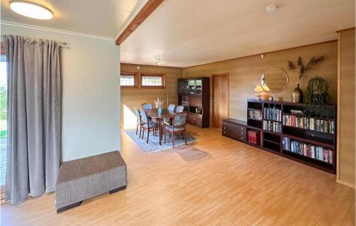 una sala de estar con una mesa y un estante de libros en Nice Home In Avaldsnes With House A Panoramic View en Avaldsnes