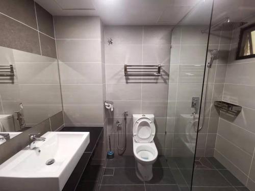 uma casa de banho com um lavatório, um WC e um chuveiro em COZY HOME COPTHONE RESORT em Brinchang