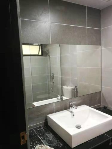 uma casa de banho com um lavatório branco e um espelho. em COZY HOME COPTHONE RESORT em Brinchang