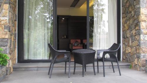 a table and four chairs on a patio at Mountain Retreat Kodai in Kodaikānāl