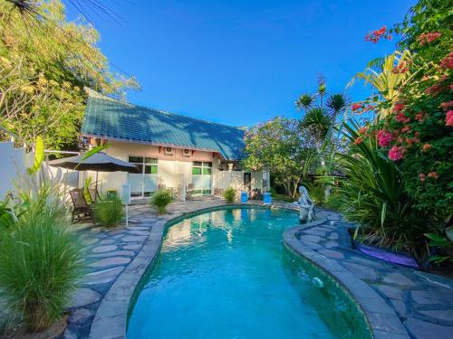 una piscina di fronte a una casa di Villa Paradiso a Senggigi