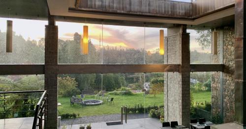 科代卡那的住宿－Mountain Retreat Kodai，享有庭院景致的大型玻璃窗