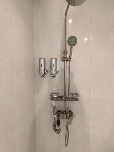 um chuveiro com um lustre na casa de banho em Casa Casa em Semporna