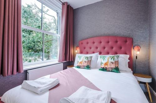Postel nebo postele na pokoji v ubytování Pink Palace - Central Apartment