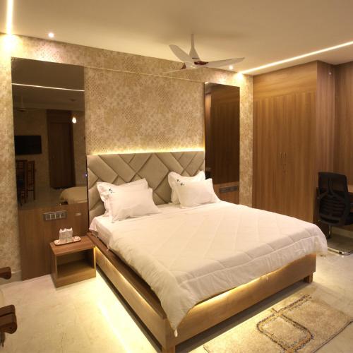 a bedroom with a large bed in a room at Hotel TamilNadu, Kancheepuram in Kanchipuram