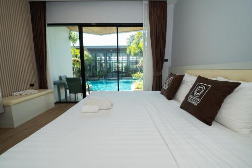 Postel nebo postele na pokoji v ubytování Guuden Huahin Hotel