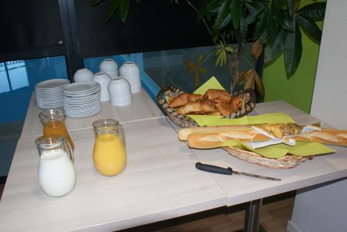 Résidence Goélia Belle Epoque في مير-لي-بان: طاولة عليها طبق خبز وطبق حليب