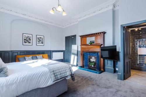 1 dormitorio con 1 cama, chimenea y TV en Supersized Studio in Chester, en Chester