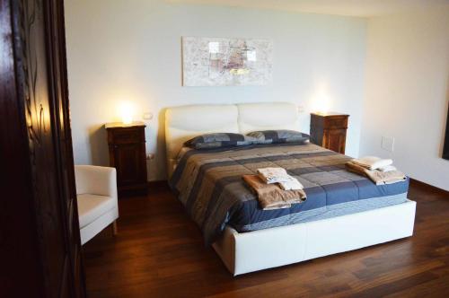 En eller flere senge i et værelse på Villa Casarza