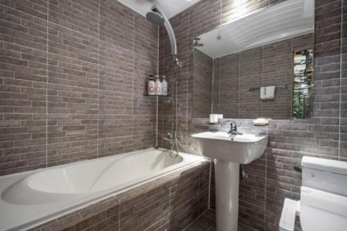 Bilik mandi di You&Me Hotel