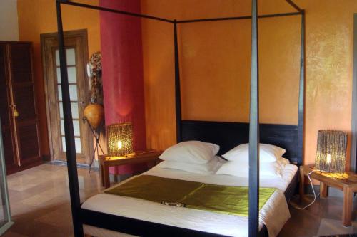 シャトネ・マラブリーにあるLa Demeure des Tilleulsのベッドルーム1室(四柱式ベッド1台、ランプ2つ付)