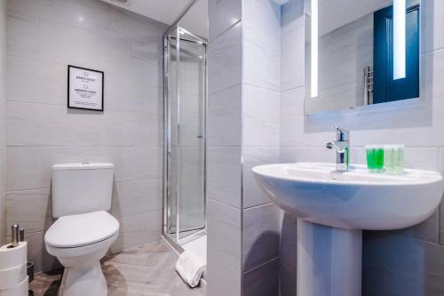 a bathroom with a toilet and a sink and a shower at ZooBlu: Chester 1-Bed in Chester