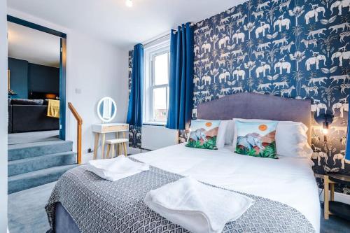 een slaapkamer met een groot bed met een blauwe muur bij ZooBlu: Chester 1-Bed in Chester