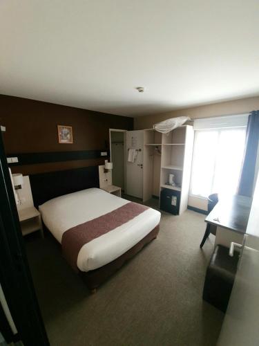 Ένα ή περισσότερα κρεβάτια σε δωμάτιο στο Auberge des Lacs Bleus