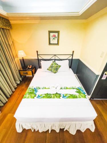 Postel nebo postele na pokoji v ubytování Miramar Hotel