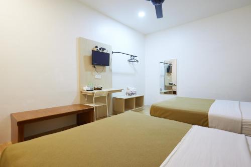 Postel nebo postele na pokoji v ubytování Uncle Guesthouse Kuala Terengganu