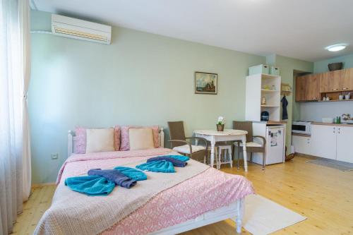 ein Schlafzimmer mit einem Bett mit Handtüchern darauf in der Unterkunft Copenhagen adorable and cosy Apt in calm district in Sofia