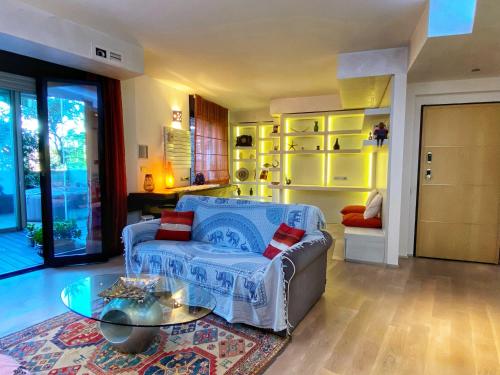 een woonkamer met een bank en een tafel bij Sauna & Jacuzzi 15 minutes from Malpensa MXP in Olgiate Olona