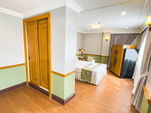 Postel nebo postele na pokoji v ubytování Miramar Hotel