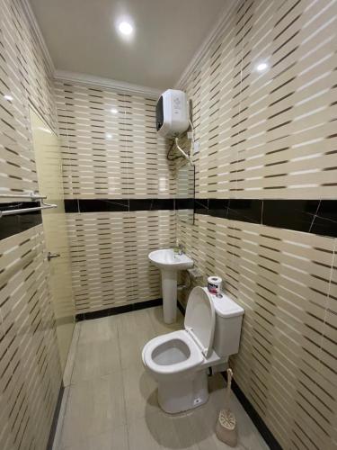 A bathroom at Lovadek Spacious Apartment