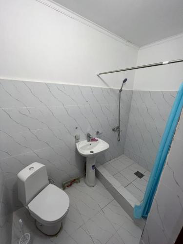 łazienka z toaletą i umywalką w obiekcie 4-местные домики w mieście Bałchasz