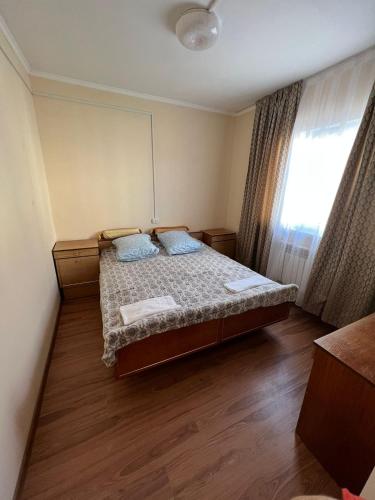 sypialnia z łóżkiem i oknem w obiekcie 4-местные домики w mieście Bałchasz