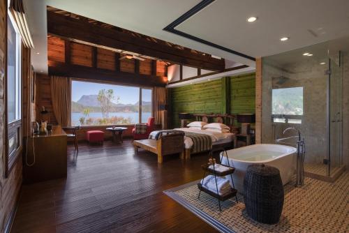 uma casa de banho com uma cama e uma banheira num quarto em Slow Living Villa em Ninglang